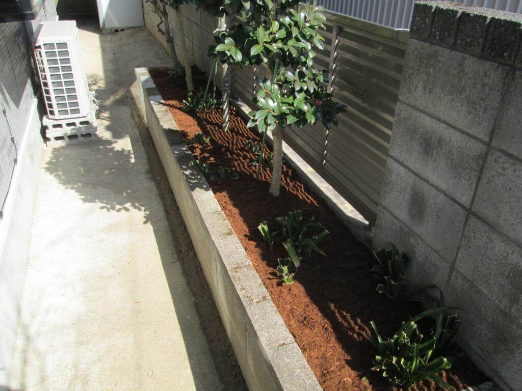 エアコン室外機及び風当たりによる乾燥防止をした庭木